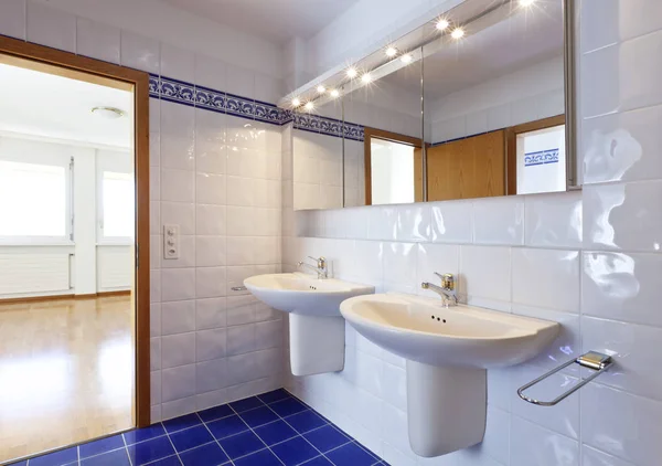Ванная комната классического дома — стоковое фото