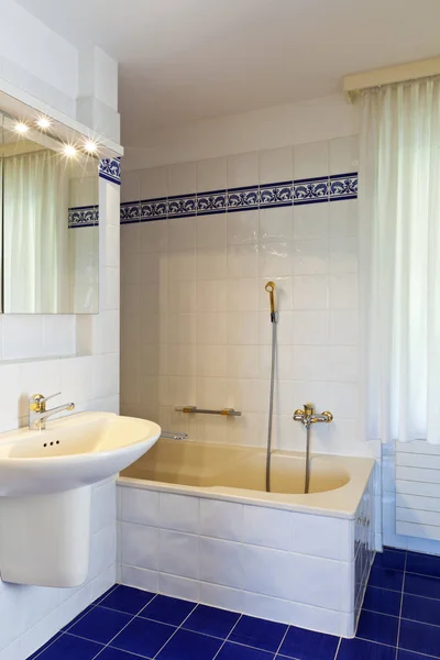 Ванная комната классического дома — стоковое фото