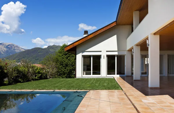 Az új architektúra, gyönyörű modern ház kültéri medence- — Stock Fotó
