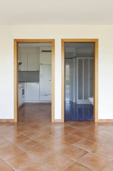 新しいアーキテクチャ、アパートのインテリアのドア — ストック写真