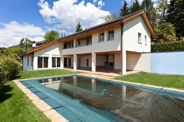Nieuwe architectuur, prachtige stadsvilla buitenshuis met zwemmen- — Stockfoto