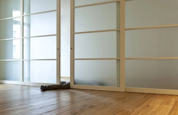 Moderne Wohnung, Interieur, Mann unten in einem Zimmer in Schiebetür — Stockfoto