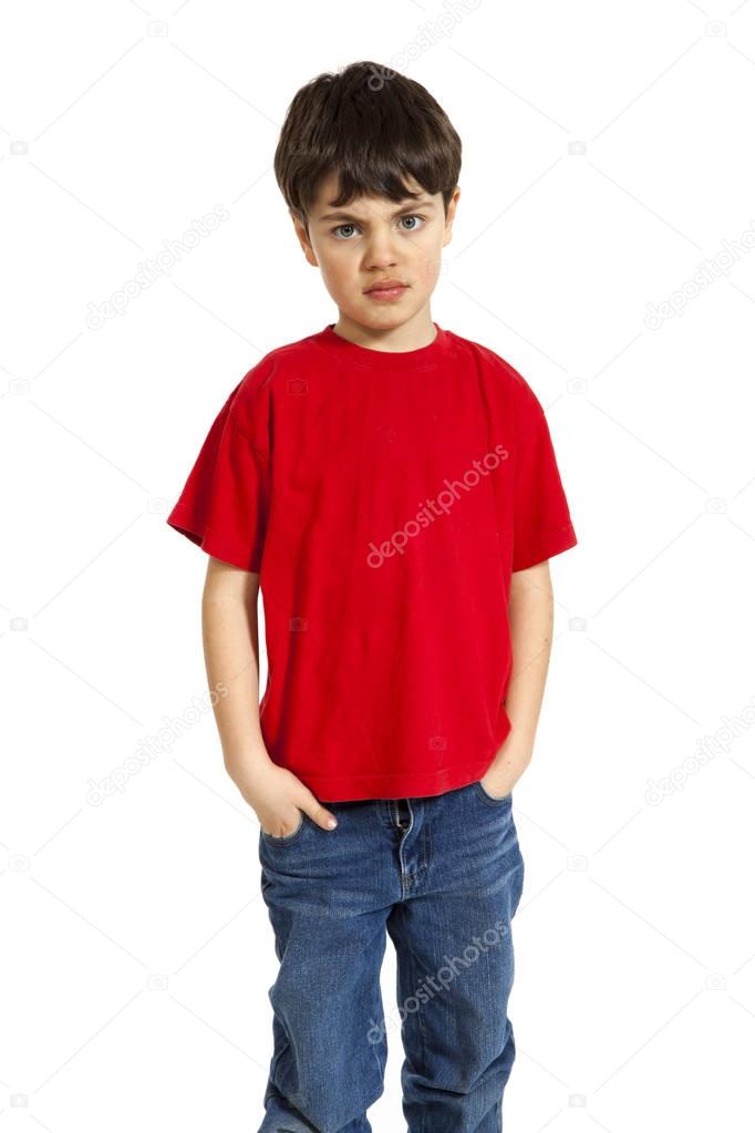 Nino pequeno con camisa roja sobre fondo blanco Foto de stock Zveiger 184853158