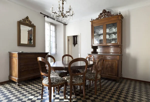 Interieur van de eetkamer met schaakbord vloer — Stockfoto