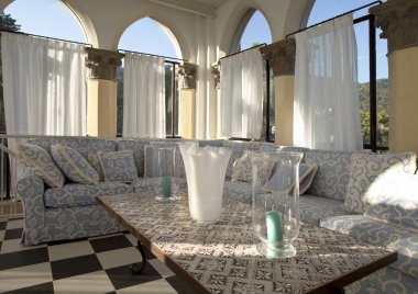 Eski kule içine modern bir konut dönüştürdü