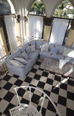 Eski kule içine modern bir konut dönüştürdü