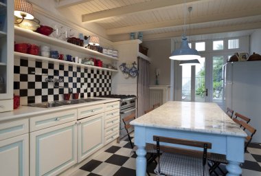 Eski kule içine modern bir konut dönüştürdü