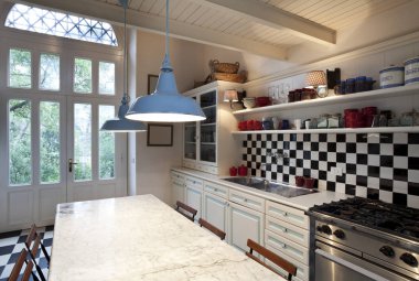 Eski kule içine modern bir konut dönüştürdü