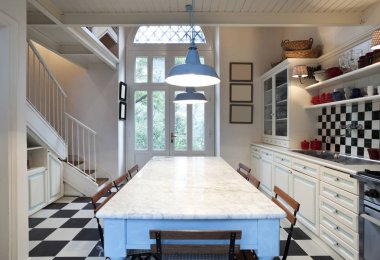 Eski kule içine modern bir konut dönüştürdü