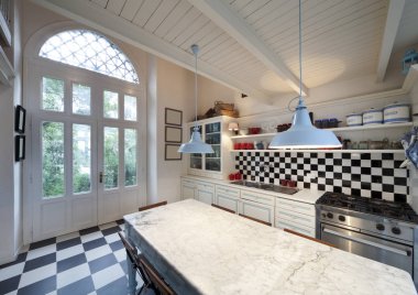 Eski kule içine modern bir konut dönüştürdü