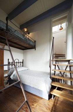 Eski kule içine modern bir konut dönüştürdü