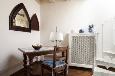 Eski kule içine modern bir konut dönüştürdü
