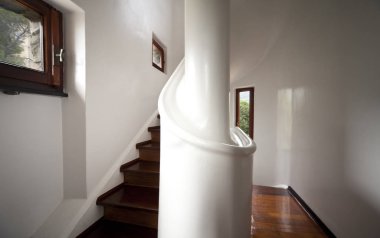 Eski kule içine modern bir konut dönüştürdü