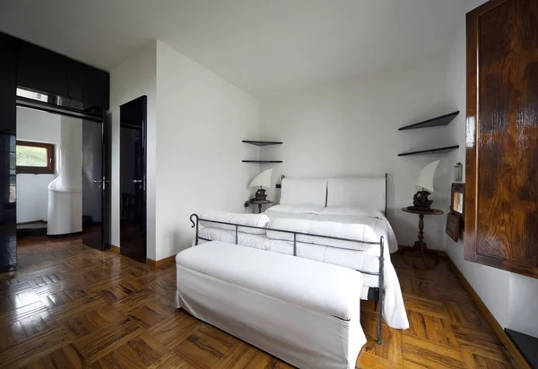 Dormitorio con cama grande — Foto de Stock