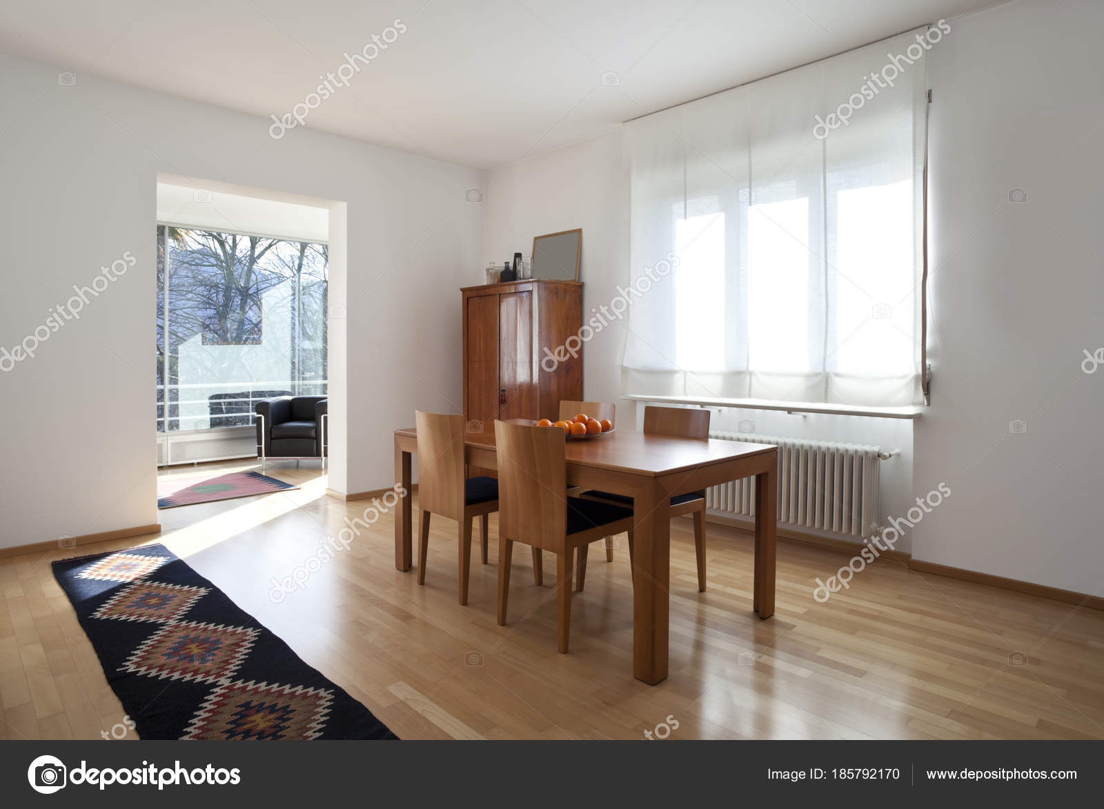 interieur van klassieke moderne woning — Stockfoto © Zveiger #185792170 interieur van klassieke moderne woning — Stockfoto © Zveiger #185792170