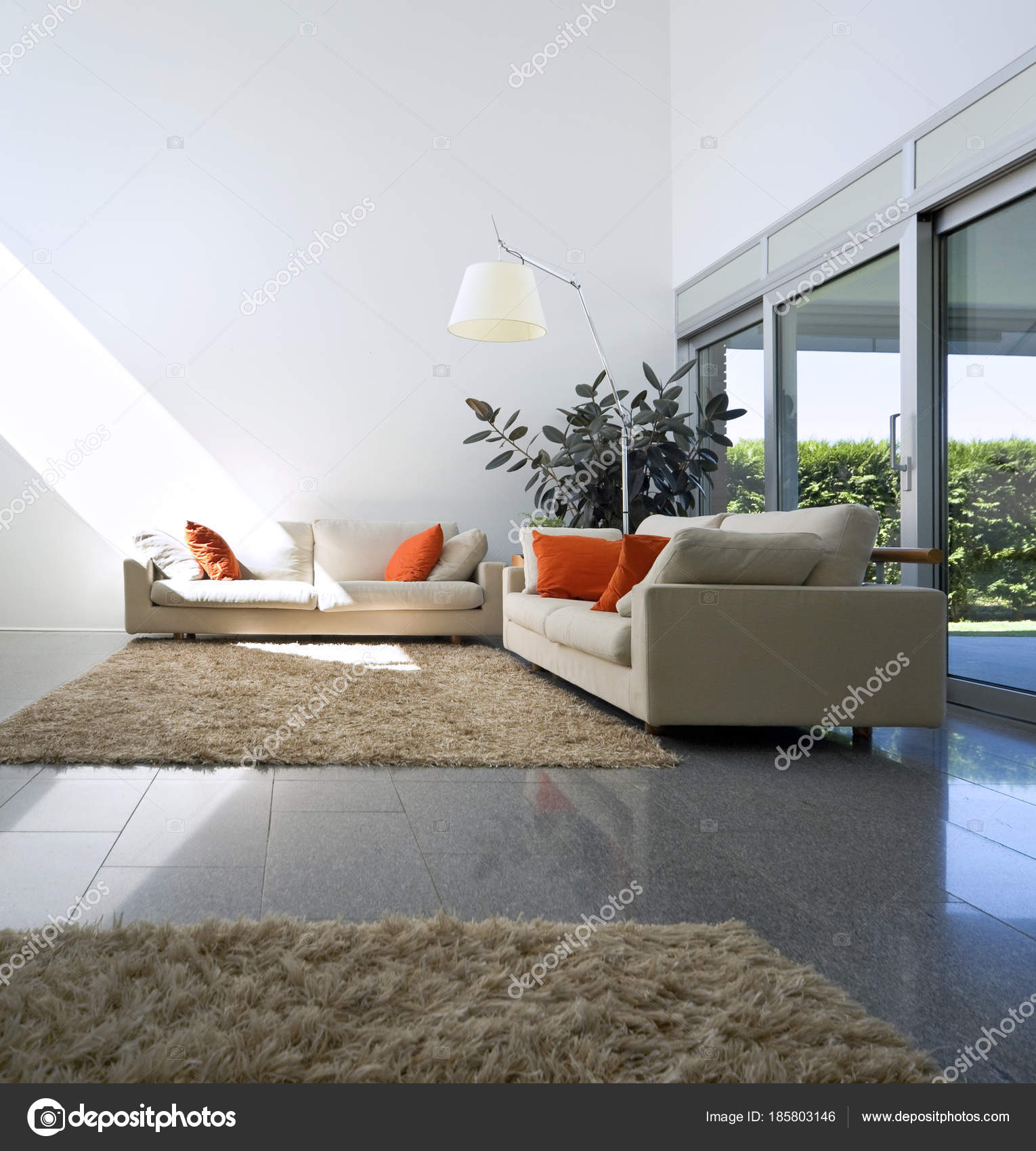 Interiores de estilo moderno con chimenea — Foto de stock © Zveiger