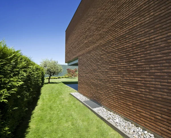 tuğla ev, Bahçe Manzarası