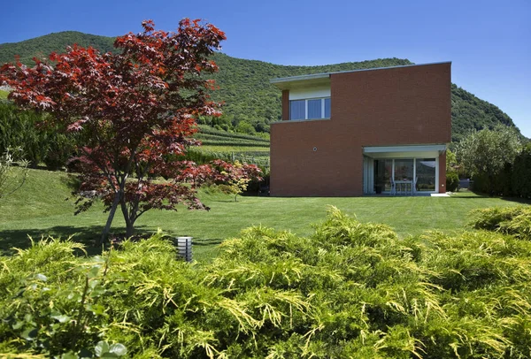 Casa de ladrillo, vista desde el jardín — Foto de Stock