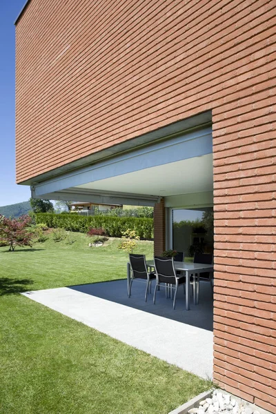 tuğla ev, Bahçe Manzarası