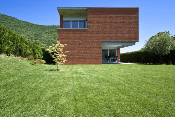 Casa in mattoni, vista dal giardino — Foto Stock