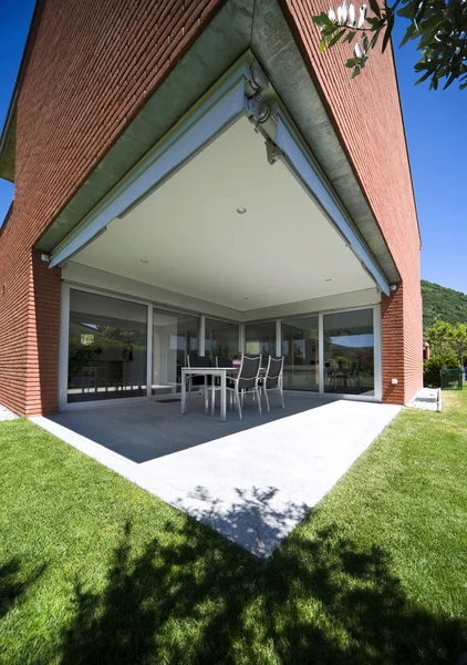 Bakstenen huis, uitzicht vanuit de tuin — Stockfoto