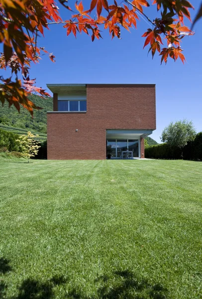 Maison en brique, vue du jardin — Photo