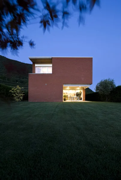 Casa in mattoni, vista dal giardino, notte — Foto Stock