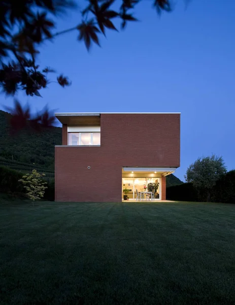 Casa in mattoni, vista dal giardino, notte — Foto Stock