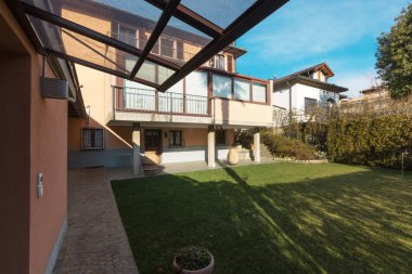 Modern villa dış bahçesinden görüntülemek