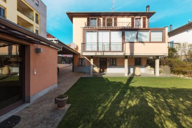 Modern villa dış bahçesinden görüntülemek