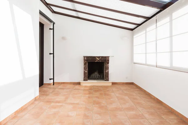 Habitación sin amueblar con grandes ventanales en el techo y chimenea — Foto de Stock