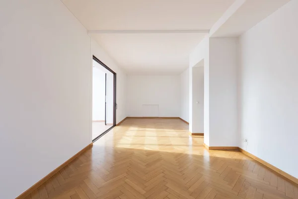 Habitación vacía en una casa moderna, paredes blancas —  Fotos de Stock