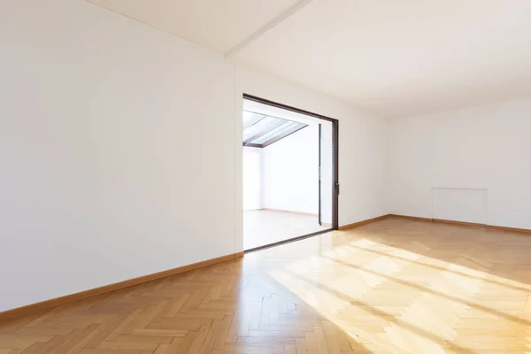 Novo quarto completamente vazio com pisos de madeira — Fotografia de Stock