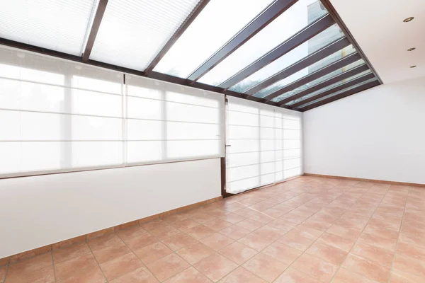 Quarto vazio em uma casa moderna, paredes brancas — Fotografia de Stock
