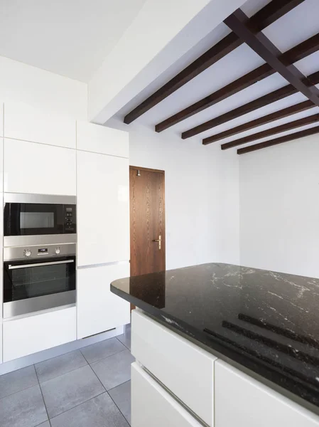 Beyaz ve siyah mutfak, mermer ayrıntı ayrıntılar — Stok fotoğraf
