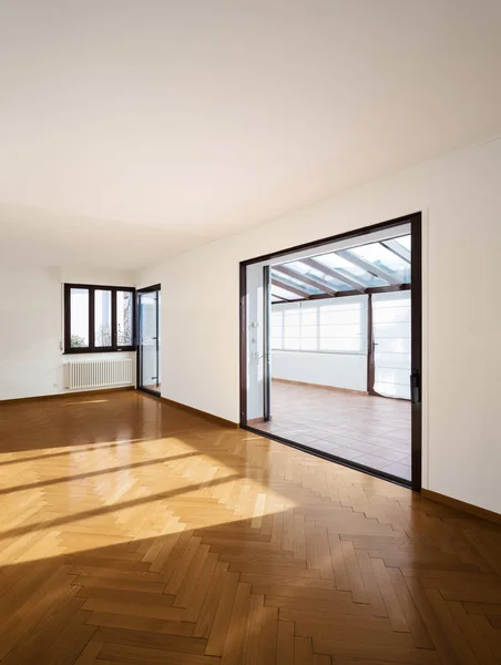 New room completely empty with wooden floors — Stock Photo, Image