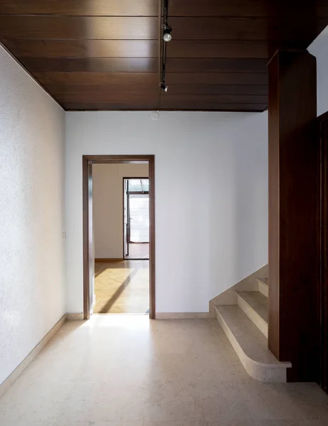 Empty atrium in a classic house, nobody — Stock Photo, Image