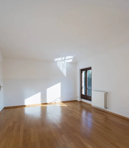 Neuer Raum komplett leer mit Holzböden — Stockfoto