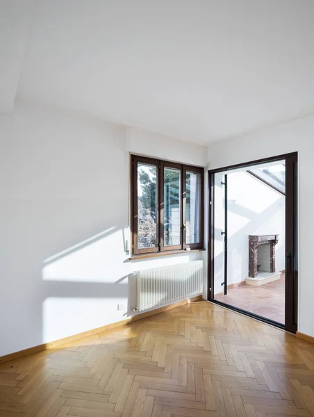 Room with white walls ancd parquet — Stock Photo, Image