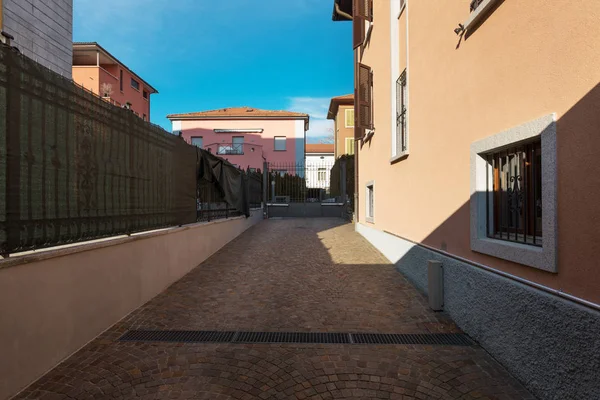 Entrance road to the private villa, nobody — Stock Photo, Image