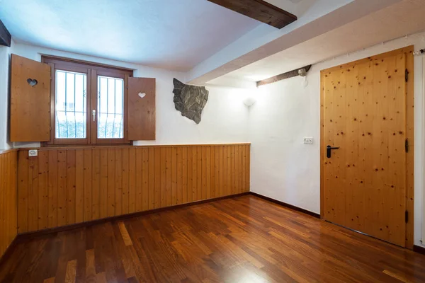 Interni di villa moderna, camera di legno vuota — Foto Stock
