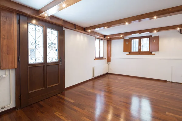 Interiores de villa moderna, habitación de madera vacía — Foto de Stock