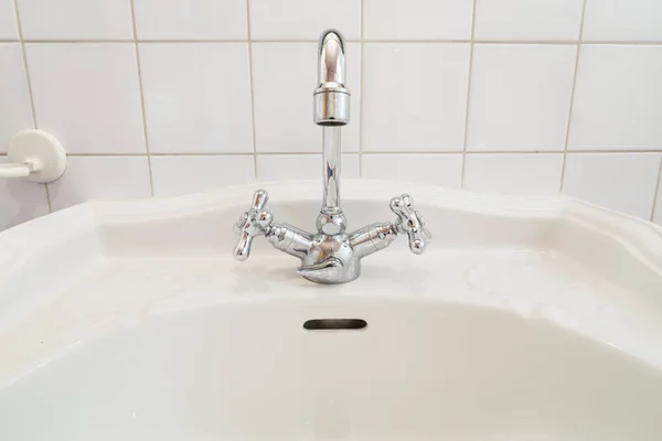 Détail du robinet classique et évier blanc — Photo