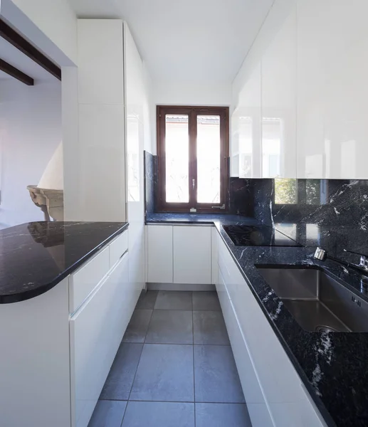 Detalhes da cozinha branca e preta, detalhe de mármore — Fotografia de Stock