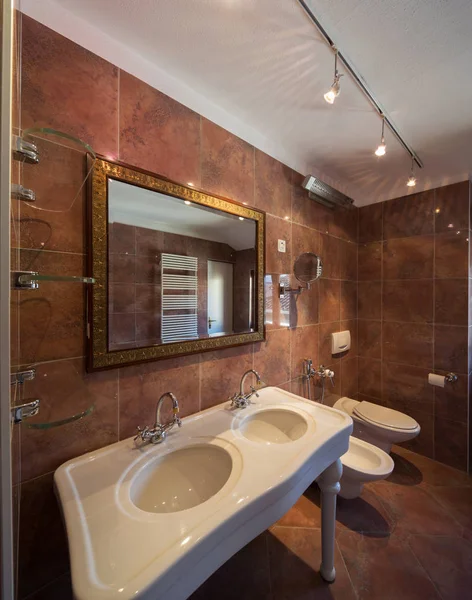 Ванная комната в частном доме — стоковое фото