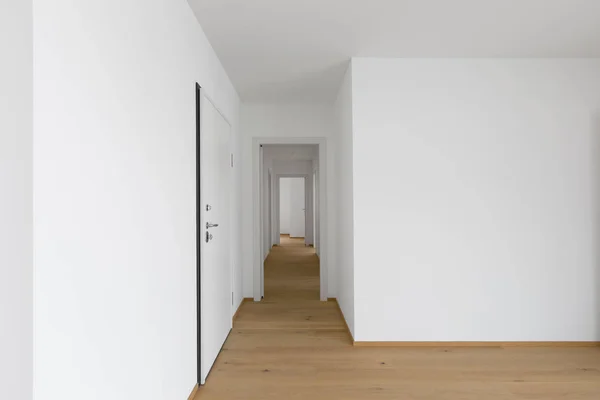 Empty white corridor with open doors — Stock Photo, Image