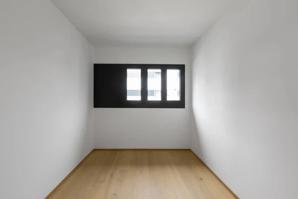 Quarto vazio com janelas e parquet — Fotografia de Stock