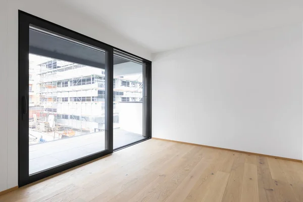 Chambre vide avec grandes fenêtres et balcon — Photo