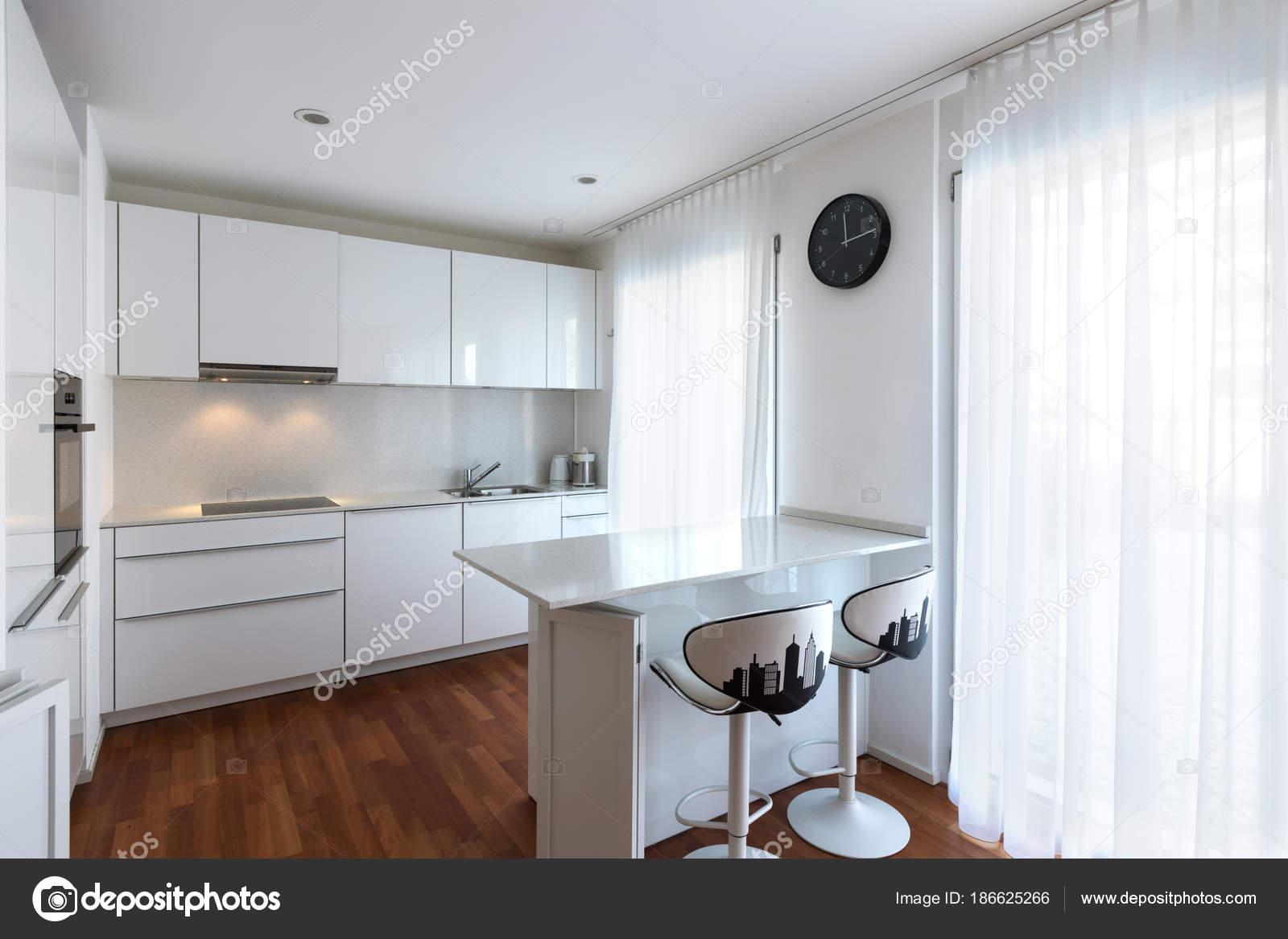 Cucina bianca moderna con penisola — foto stock © zveiger #186625266 Cucina bianca moderna con isola