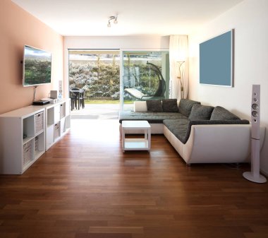 Pencere ve Bahçe Manzaralı oturma odası.